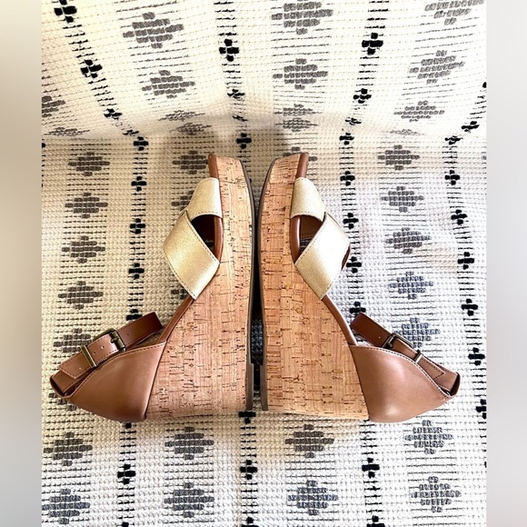 Crown Vintage Tan and Gold Wedge Sandals, size 8 - Picture 8 of 10